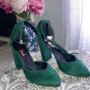 FSJ Green Chunky Heel Pumps NWOT